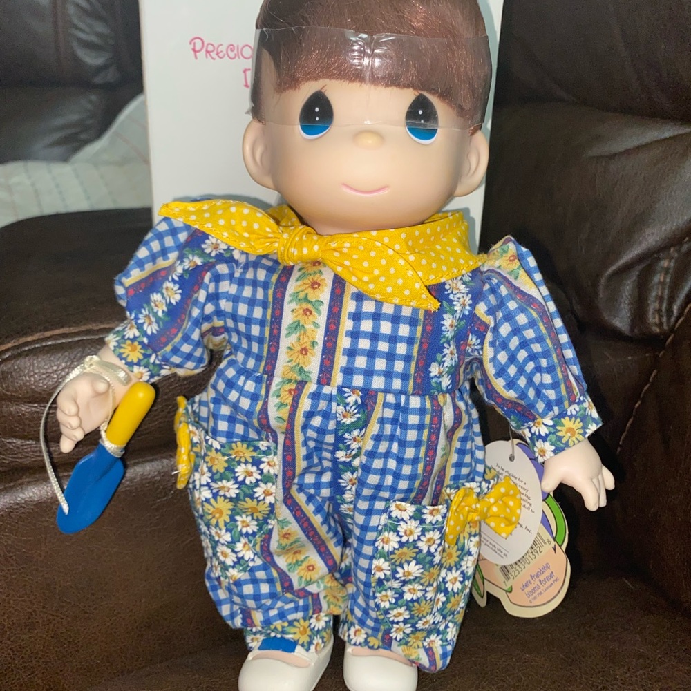 Precious Moments Daisy May New in box. Where Friendships bloom forever.